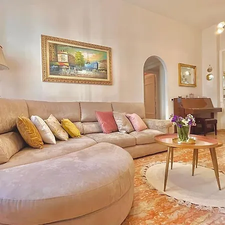 Elegant House In Roma